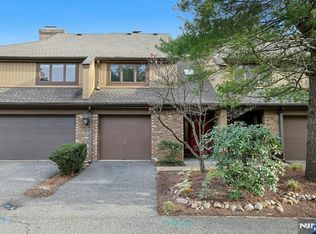 21 Whitman Ln, Mahwah, NJ 07430