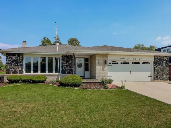 7649 Appletree Ln, Willowbrook, IL 60527