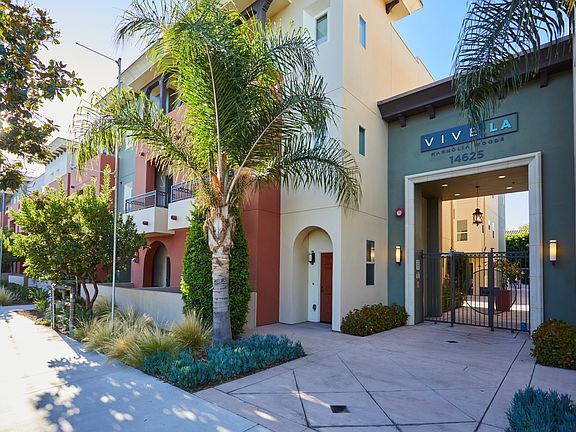 3rd image of 14625 Magnolia Blvd #12