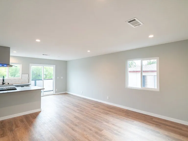 5847 Willoughby Ave — Photo 10