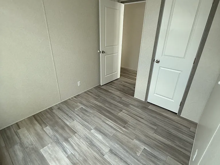 605 Larimore Cir — Photo 18