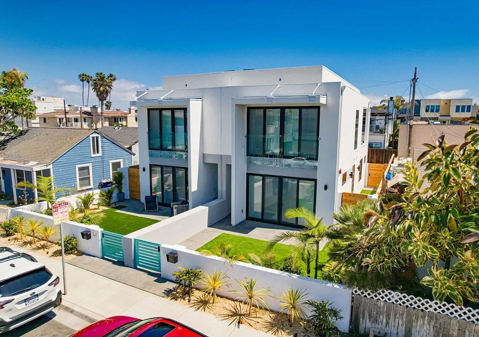 Luxury Coastal Townhome | Private Rooftop + Private Garage | Steps to the Beach — Photo 3