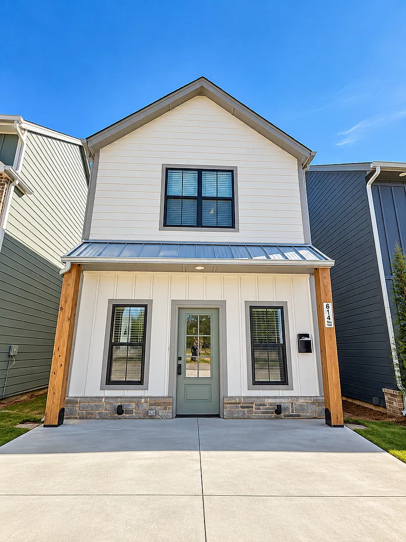 Stylish 3BR/2.5BA Townhome Near Downtown Edmond — Photo 1