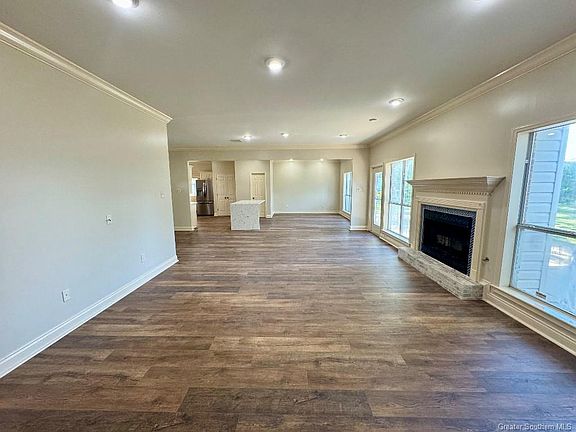 3rd image of 915 Terry Ln