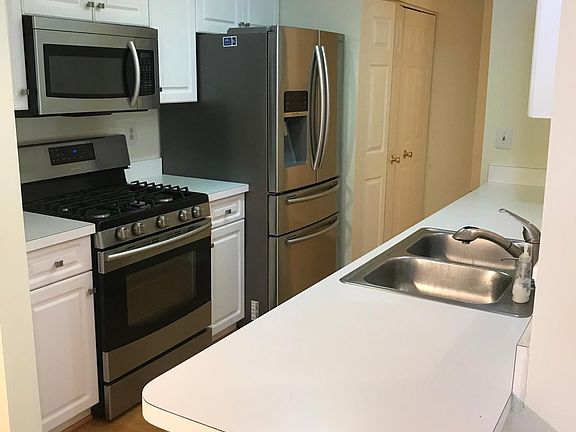 3rd image of 10018 Vanderbilt Cir APT 4