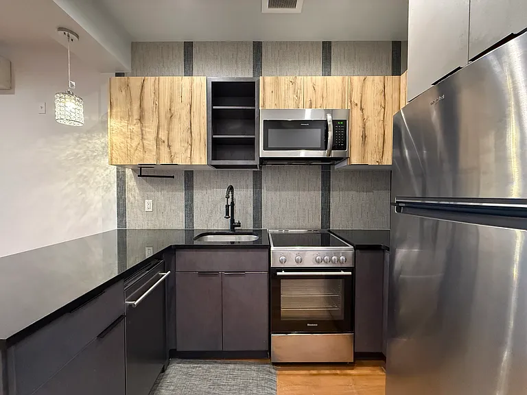 239 Scholes St #2R — Photo 5
