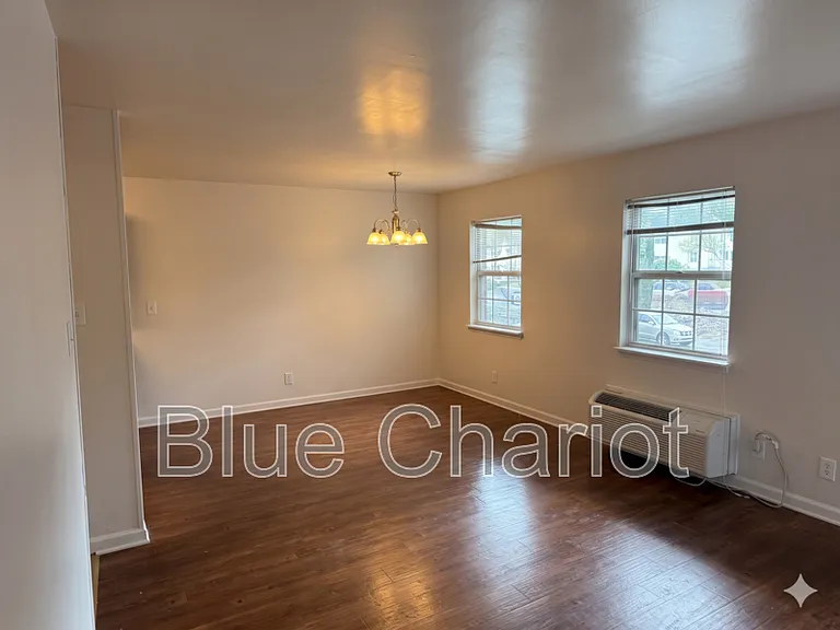 502 Raynor St — Photo 3