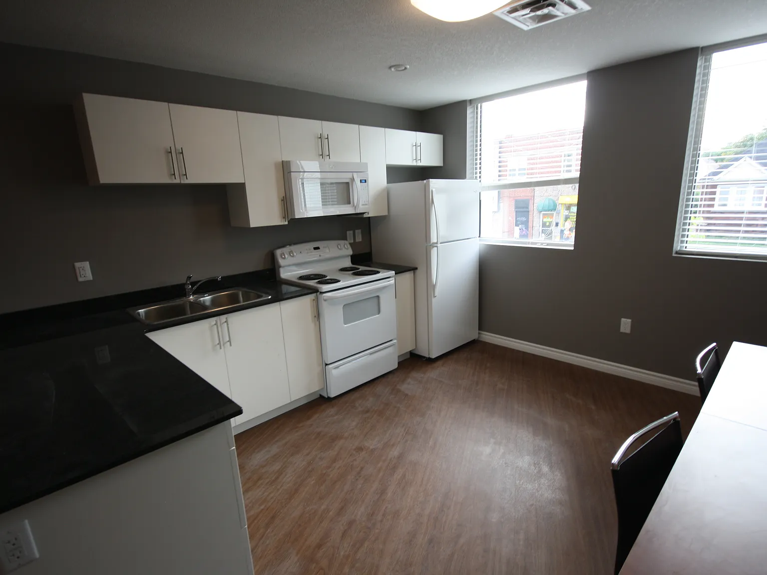 1100 Main Street West Hamilton — Photo 2