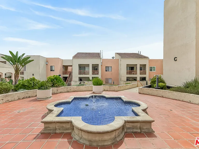 1118 Valencia St #310 — Photo 34