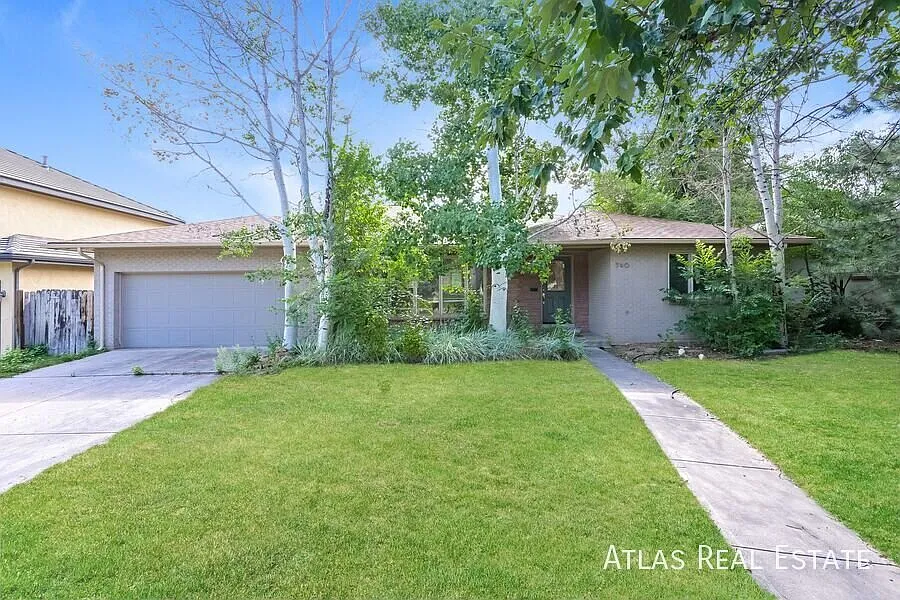 4 Bed 4 Bath Single Family Home - Basement Bar, Optional Exercise Space, Fenced in Backyard! — Photo 4