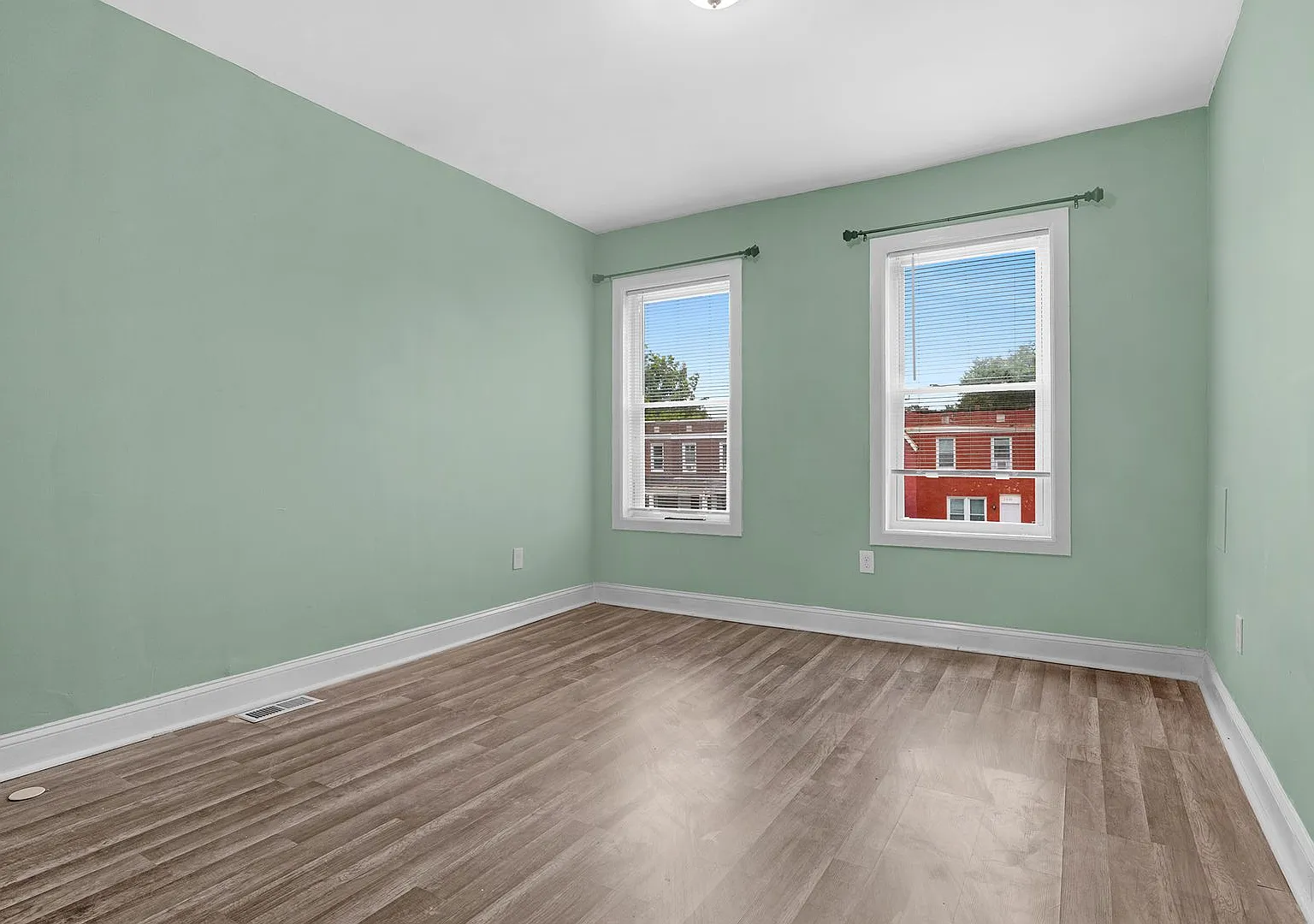 3 bedroom 1.5 bathroom in Central Park Heights - Poor Credit Considered — Photo 4