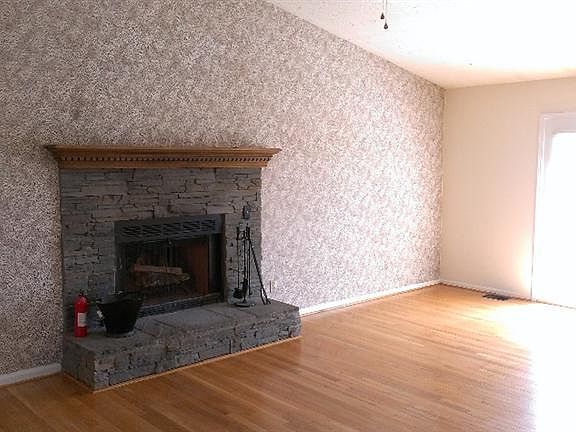 5th image of 120 Roark Ct