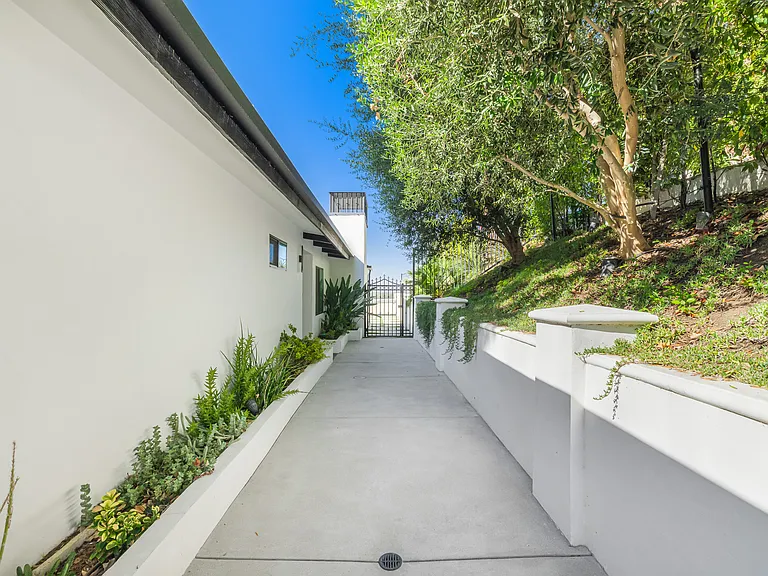 16725 Oak View Dr — Photo 6