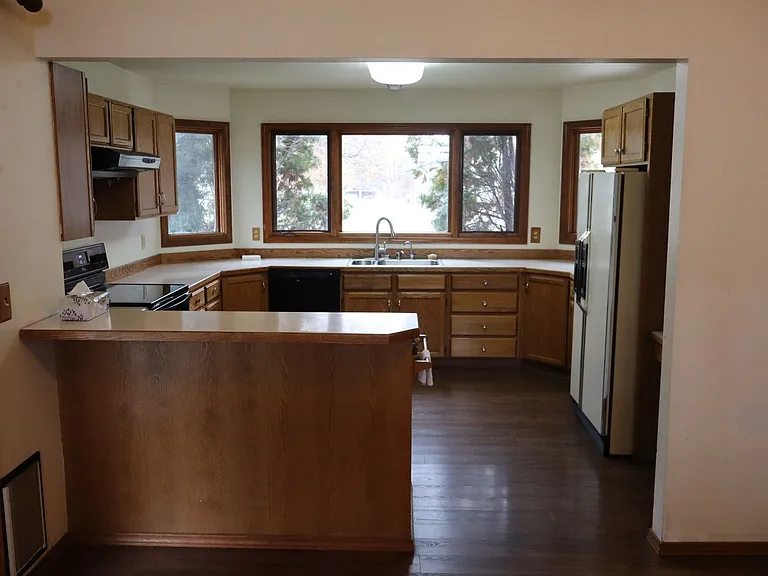 202 Arbour Dr — Photo 4