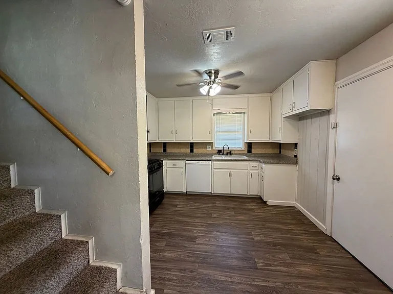 221 E Kerr Dr — Photo 14
