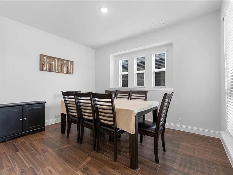 2760 Richard St — Photo 9