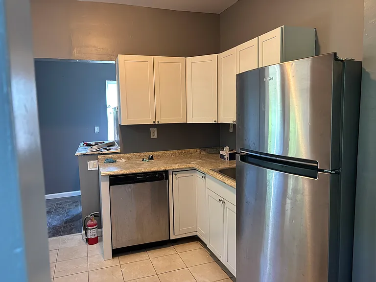 2521 Tremont Ave — Photo 3