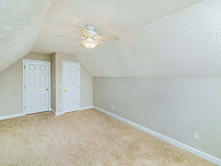 10 Hampshire Ln — Photo 34