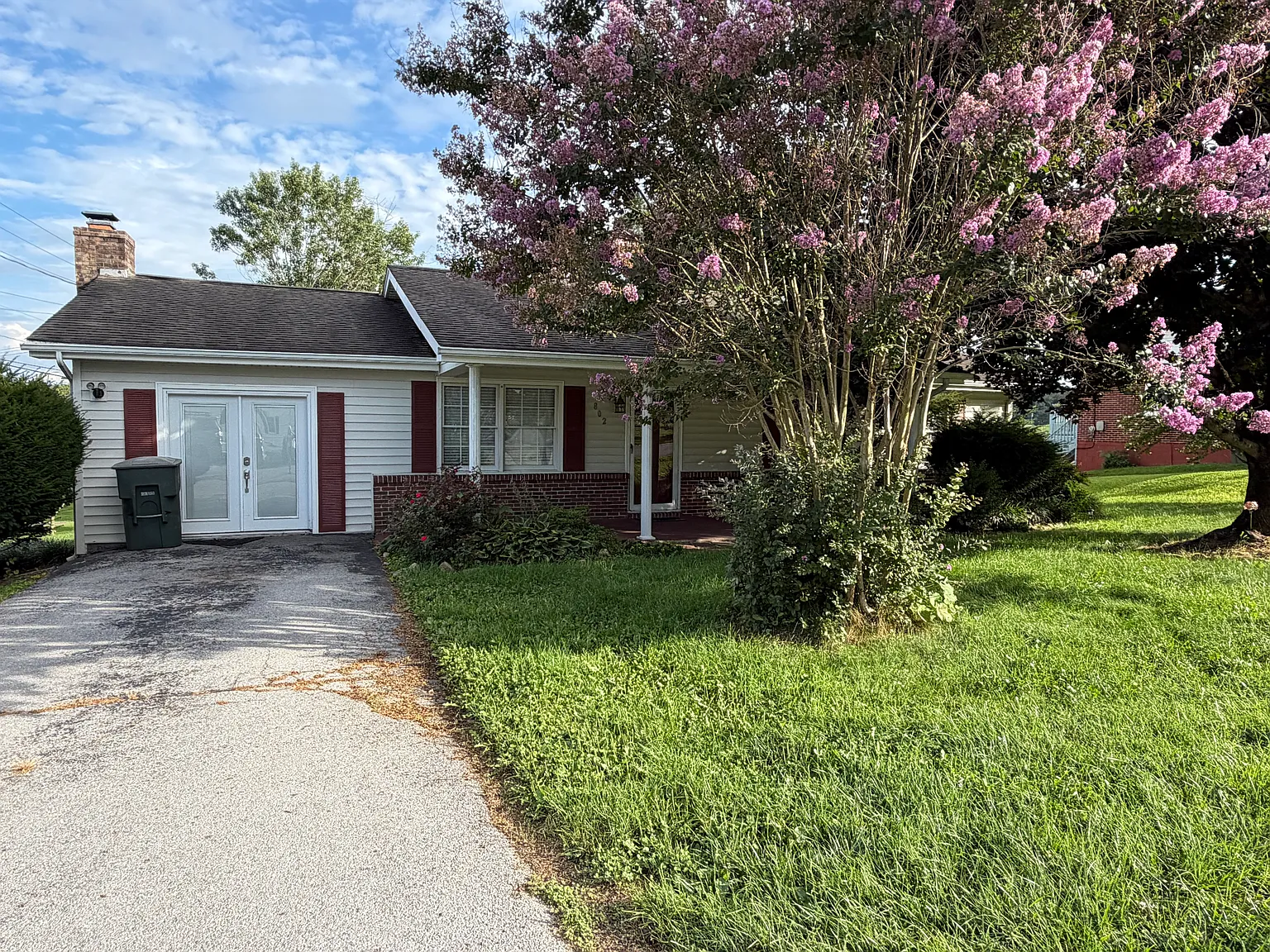 3 bed, $1,900 — Photo 2