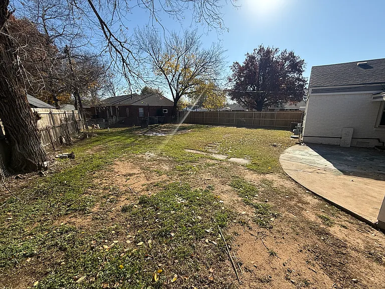205 W Peach St — Photo 10