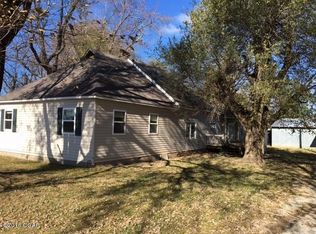 9407 Locust Rd, Carthage, MO 64836