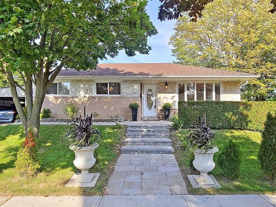 2nd image of 1 Stonehenge Cres