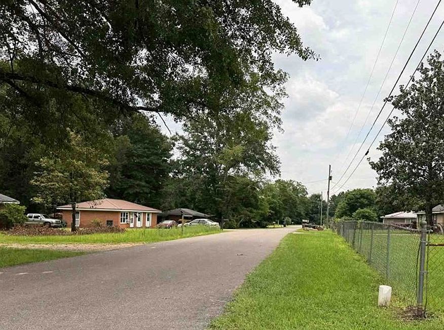 Exterior Neighborhood (street photo)