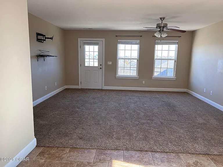 2523 Empire Ave — Photo 8