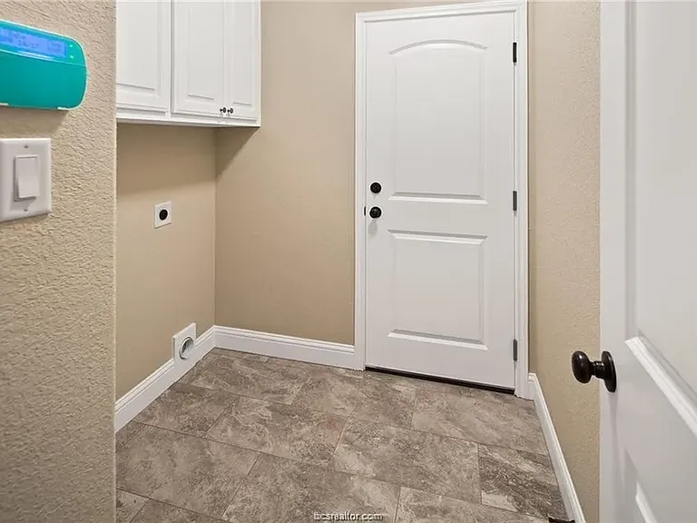 4029 Crestmont Dr — Photo 10