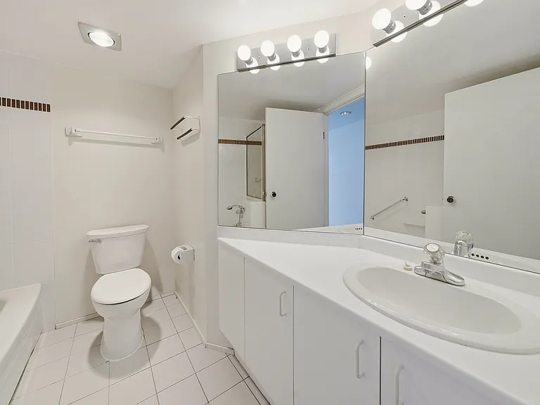 1500 Howe St #902 — Photo 6