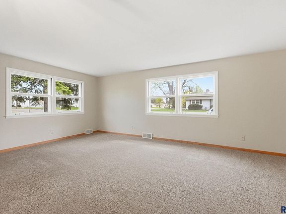 5th image of 1121 S Willow Ave