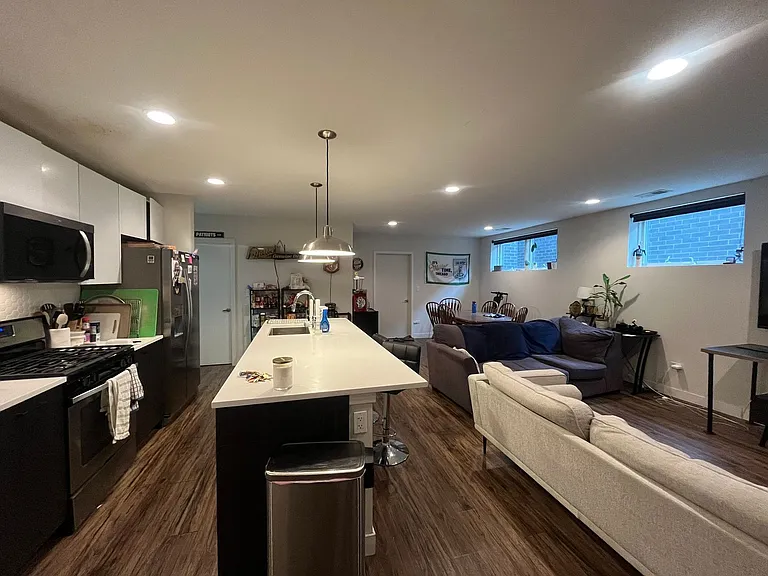 1045 W Cornelia — Photo 42