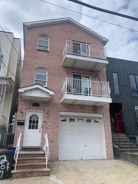 207 Hutton St #2