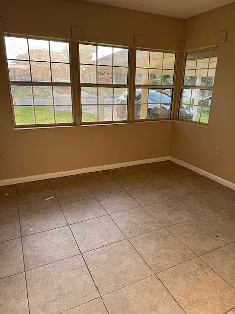 3 bed, 1072 sqft, $1,700 — Photo 4