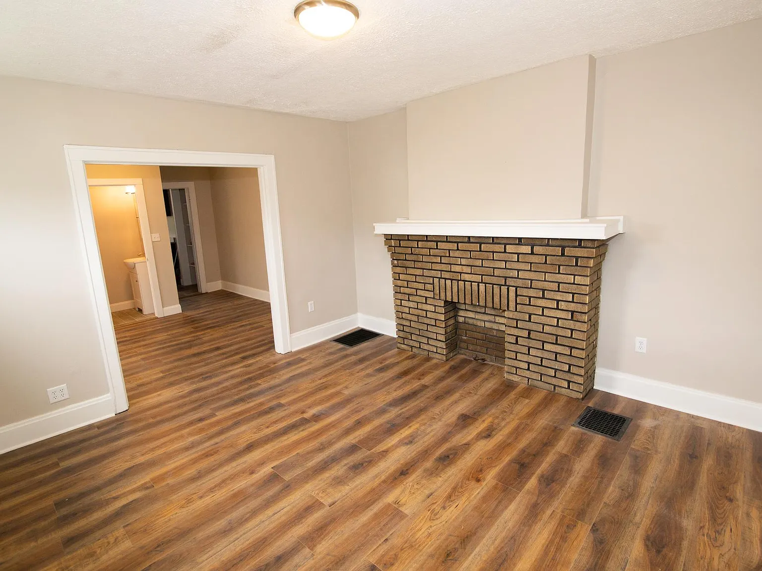 3 bed, 1.5 bath, 1300 sqft, $1,650 — Photo 2