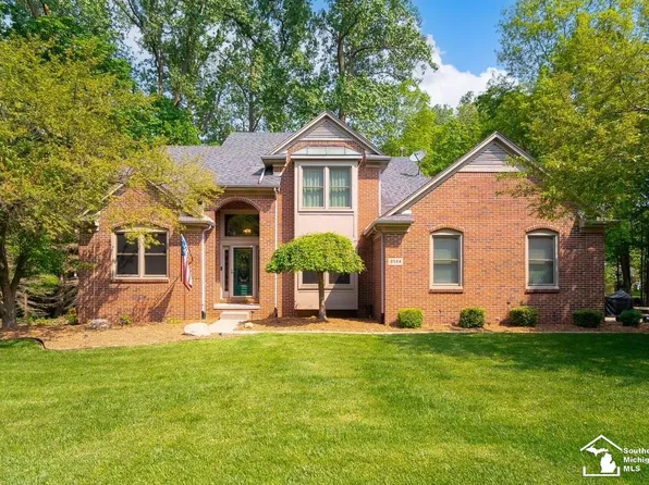 8584 Sherwood Dr, Grosse Ile, MI 48138