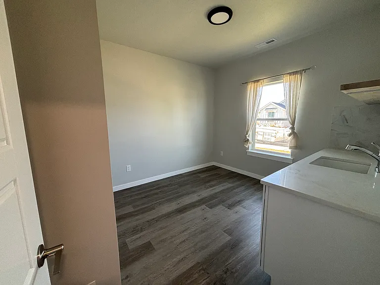 4858 N Elmstone Ave — Photo 12