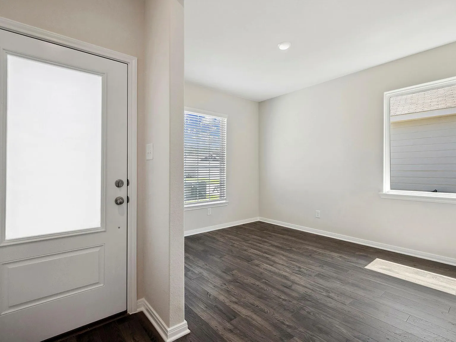 3 bed, 2.0 bath, 1570 sqft, $2,175 — Photo 3