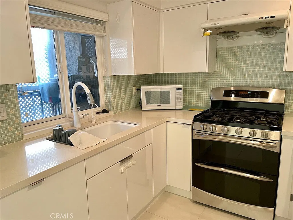 2 bed, 2.5 bath, 1602 sqft, $3,600 — Photo 4