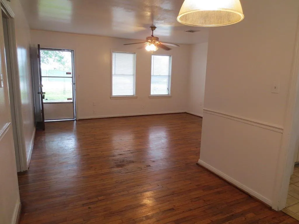 2 bed, 1.0 bath, 1000 sqft, $1,300 — Photo 2