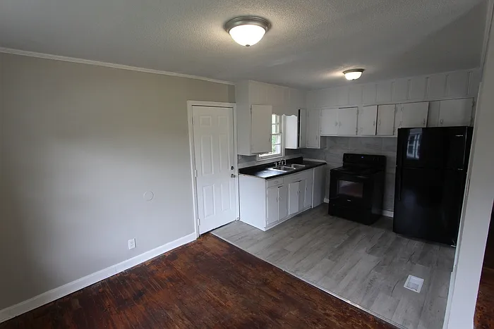 504 W Elliott St — Photo 4