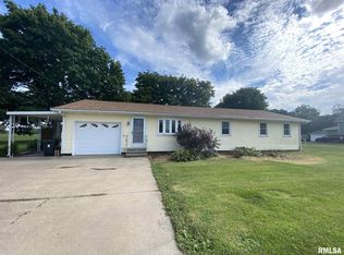 409 E Woods St, Avon, IL 61415