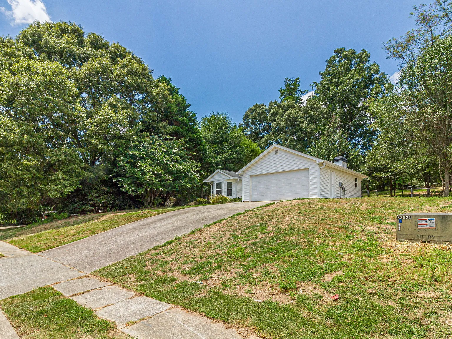 3 bed, 2.0 bath, 1209 sqft, $1,900 — Photo 3