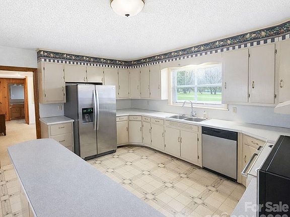 3rd image of 7362 Hull Rd