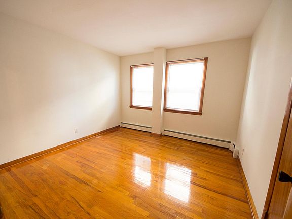 bedroom 02 with closet