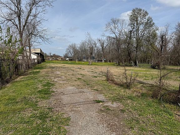 3rd image of 2523 Lone Oak Rd