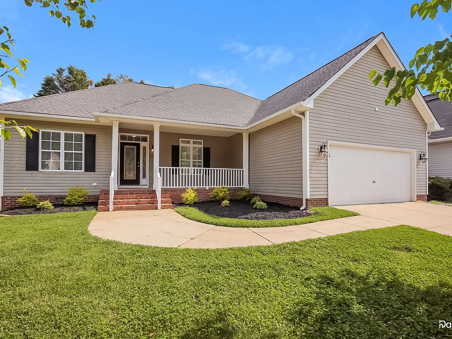 3 bed, 2.0 bath, 1776 sqft, $2,335 — Photo 2