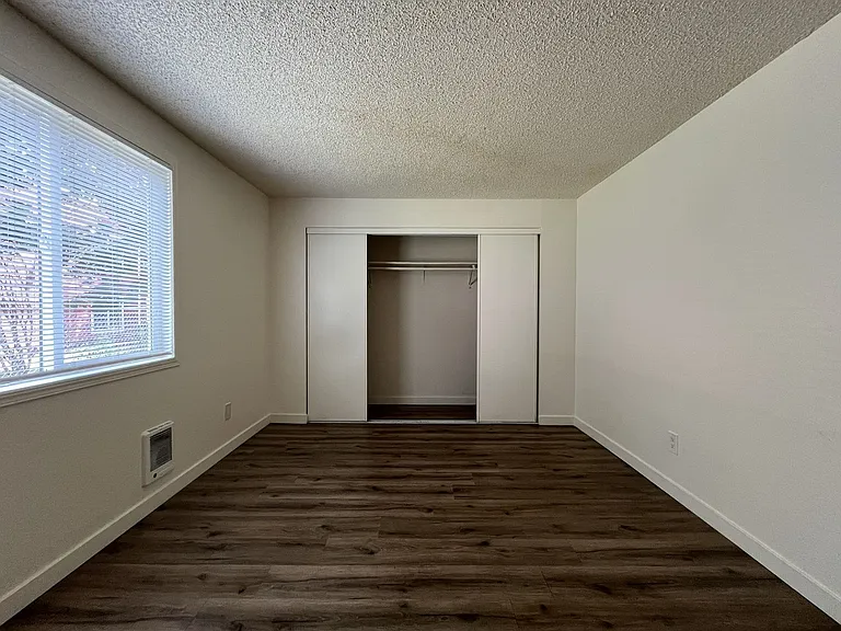 Spacious Corner Apartment with Three Bedrooms, Open Living Space & Modern Kitchen — Photo 19