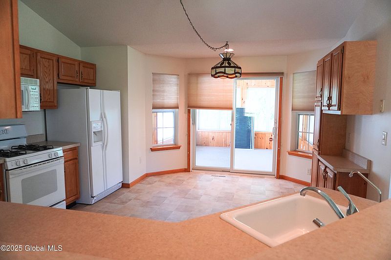 5th image of 24 Parkland Court