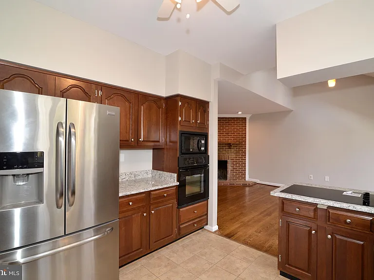 10200 Aspen Willow Dr — Photo 3